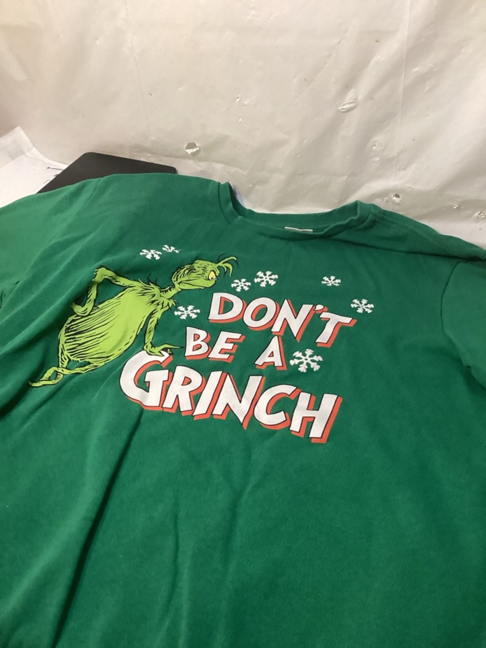 The Grinch pull over sweatshirt size (2XL)(50-52) Men’s